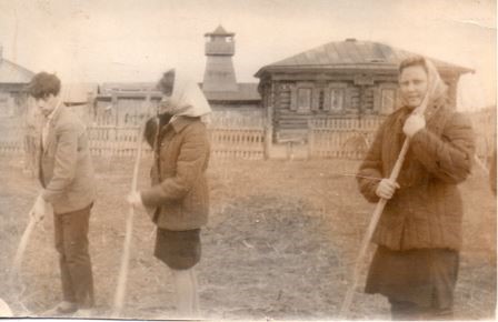 1964 год. Группа учащихся на уборке сквера, заложенного комсомольцами