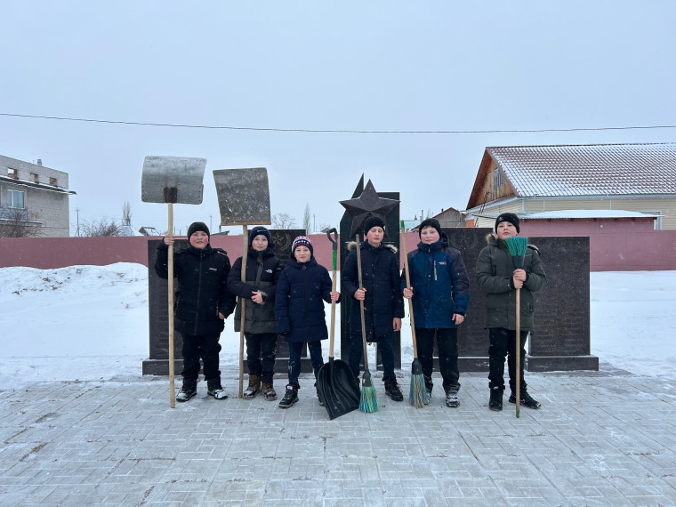 Уборка обелиска.