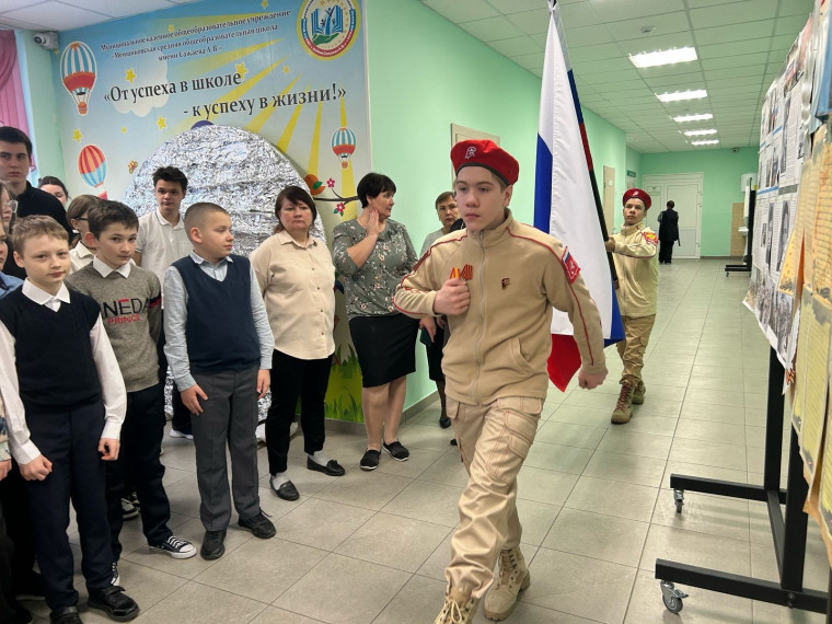 Утро понедельника традиционно началось с линейки.